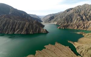 an aerial view of a lake in a mountain range at Japandi San Juan in San Juan
