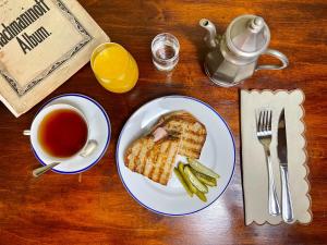 - une table avec une assiette de pain grillé et une tasse de thé dans l'établissement Metropolis Budapest Boutique Hotel, à Budapest