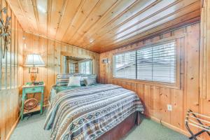 Ruidoso Cabin with Grill - Near Grindstone Lake!客房内的一张或多张床位
