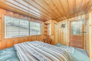 Ruidoso Cabin with Grill - Near Grindstone Lake!客房内的一张或多张床位