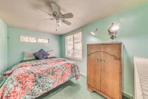 Ruidoso Cabin with Grill - Near Grindstone Lake!客房内的一张或多张床位