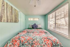 Ruidoso Cabin with Grill - Near Grindstone Lake!客房内的一张或多张床位