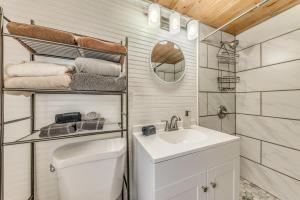 鲁伊多索Ruidoso Cabin with Grill - Near Grindstone Lake!的带水槽、马桶和毛巾的浴室