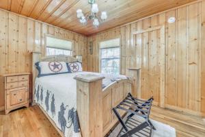 鲁伊多索Ruidoso Cabin with Grill - Near Grindstone Lake!的带床和木墙的卧室