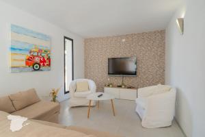 - un salon avec un canapé et une télévision dans l'établissement Casa Fernando - CostaBlancaDreams, à Calp