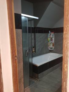 Das Bad ist mit einer Dusche und einer Badewanne ausgestattet. in der Unterkunft BTL Sunny in Bang O