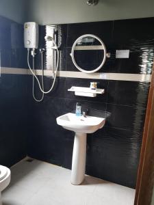 ein Bad mit einem Waschbecken und einer Dusche in der Unterkunft BTL Sunny in Bang O