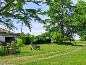 Virazeil的住宿－La Garenne，草地上设有长凳的公园
