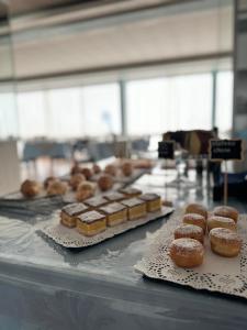 un montón de donuts sentados sobre una mesa en Hotel Ariston, en Sottomarina