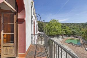 uma varanda de uma casa com piscina em El Cortijo em Arenys de Munt