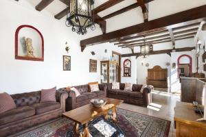 uma sala de estar com sofás e uma mesa em El Cortijo em Arenys de Munt