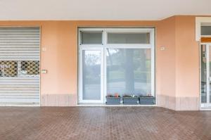 ein Fenster eines Gebäudes mit zwei Blumentöpfen in der Unterkunft Deiva Marina Sea House! Functional Apartment in Deiva Marina