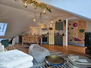 a kitchen and a living room with a table and a refrigerator at BETTER l boho apartment l Kletterwand in Altusried