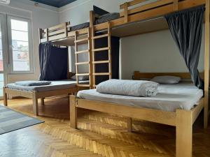 Una cama o camas en una habitación de Nomad Hostel