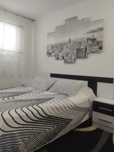 ベニドルムにあるAlegria del Marのベッドルーム1室(ベッド1台、白黒の毛布付)