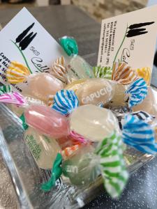 Manoppello的住宿－B&B COLLE TARIGNI，一组糖果,放在桌子上的塑料容器里