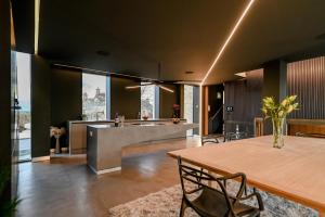 an open kitchen and dining room with a table and chairs at Luxury Villa in Central Woodstock in Woodstock