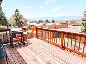 una terraza de madera con parrilla en Theater Room Pet Friendly Near AF Academy Peaceful, en Colorado Springs