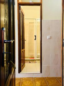 een badkamer met een douche en een spiegel bij Casa BB&Djassi in Ponta do Sol