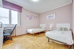 Habitación hospitalaria con cama y silla en Te Adoro 11 by Clabao en Pamplona