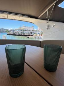 een tafel achterin een boot met uitzicht op het water bij Bari Boat in Bari
