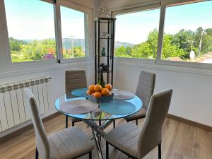 ein Esszimmer mit einem Tisch mit Orangen darauf in der Unterkunft Casa La Oveja Negra, con Piscina in Padrenda