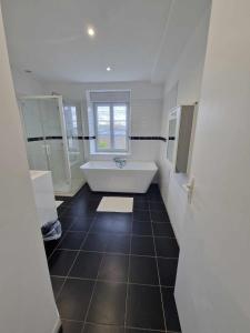 Koupelna v ubytování Coeur de Reigny + 13 fotografií