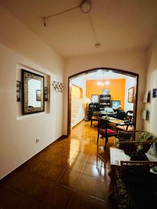 een woonkamer met een spiegel en een eetkamer bij Casa BB&Djassi in Ponta do Sol