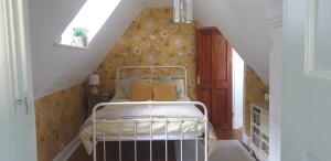 a bedroom with a bed with yellow pillows at Lovely 3 bed condo in Reigate