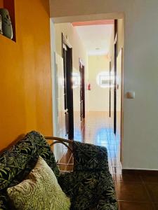 - un salon avec un canapé et un couloir dans l'établissement Casa BB&Djassi, à Ponta do Sol