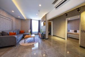 Mrt Suites Lara的电视和/或娱乐中心