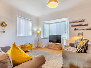 salon z kanapą i telewizorem z płaskim ekranem w obiekcie 2 Bed in Exmouth 85780 w mieście Exmouth