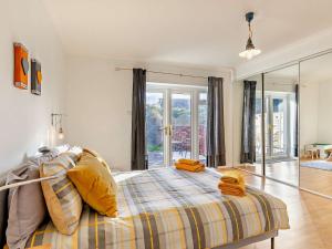 sypialnia z dużym łóżkiem z żółtymi poduszkami w obiekcie 2 Bed in Exmouth 85780 w mieście Exmouth