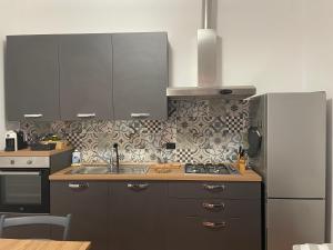 eine Küche mit Spüle und Kühlschrank in der Unterkunft CASA VACANZA IL FILATOIO appartamento Tiffany in Castelletto sopra Ticino