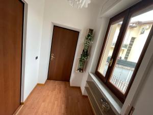 einen Flur mit Tür und Fenster in der Unterkunft CASA VACANZA IL FILATOIO appartamento Tiffany in Castelletto sopra Ticino