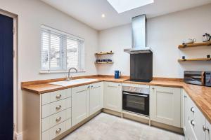 Køkken eller tekøkken på Host & Stay - Porter Cottage