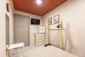 Habitación con armario y puerta. en Salve rooms2 tabidze, en Tiflis