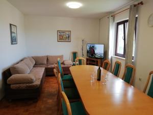 TV a/nebo společenská místnost v ubytování Apartments Valentina-B