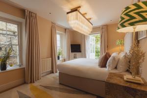 - une chambre avec un grand lit et une grande fenêtre dans l'établissement No 15 by GuestHouse, Bath, à Bath