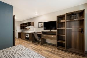 Apartament z sypialnią z biurkiem i telewizorem w obiekcie WoodSpring Suites Indio - Coachella Valley w mieście Indio