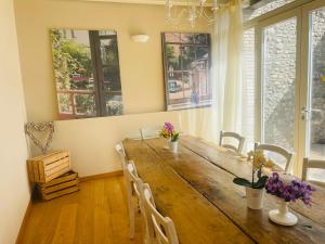 uma sala de jantar com uma grande mesa de madeira com cadeiras em Relais La Rocca Solferino em Solferino