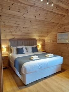 Postel nebo postele na pokoji v ubytování Inver Lodge, Finsbay, Isle of Harris