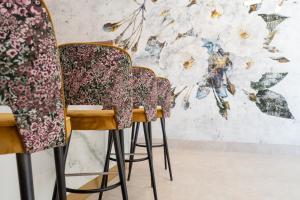 Uma área de estar em ASA Hotel La Marina mais 37 fotos