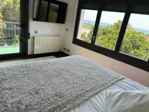 Postel nebo postele na pokoji v ubytování Villa Burriac with Private Pool, Costa Maresme, 20 minutes from Barcelona