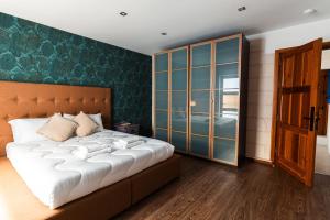 - une chambre avec un grand lit et une fenêtre dans l'établissement Penthouse Suite 9 at Palazzo Seraphim Boutique living in St Julians, à San Ġiljan