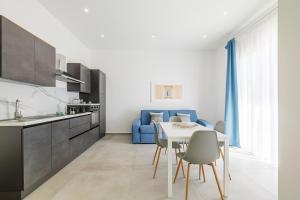 a kitchen and dining room with a table and chairs at Case Vacanza Loria in Castelluzzo
