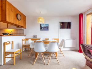 uma sala de jantar com uma mesa e cadeiras brancas em Appartement Avoriaz, 3 pièces, 6 personnes - FR-1-314-160 em Avoriaz