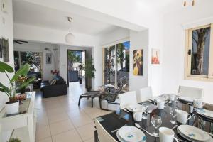 - une salle à manger avec une table et des chaises dans l'établissement Palm Villa 17, à Protaras