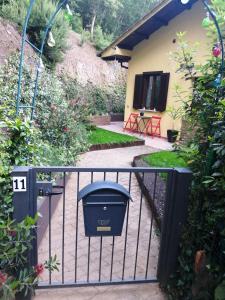 Una puerta negra con un bote de basura frente a una casa. en LE SUGHERE, en Massa Marittima 9 fotos más