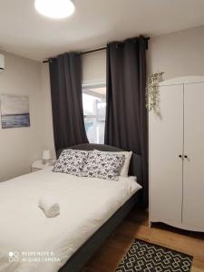 1 dormitorio con cama y ventana en נענע en Keshet